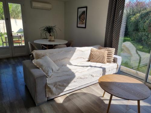 a living room with a couch and a table at La Maison des Muses in Arles