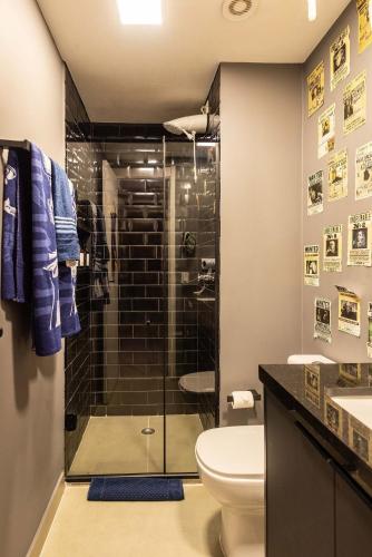 a bathroom with a toilet and a glass shower at Immersive Hogwarts Experience – HP in São Paulo