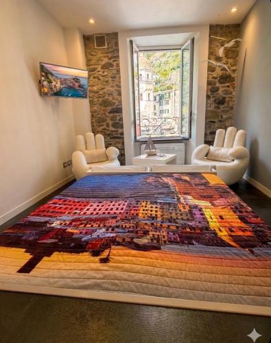 a bedroom with a large quilt on a bed at Silver Flat in Vernazza