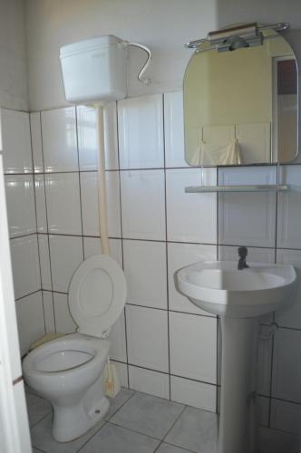 een badkamer met een toilet en een wastafel bij Pousada Dos Henriques in Lençóis