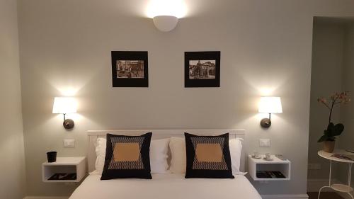 Un pat sau paturi într-o cameră la Roman Suite Guest House