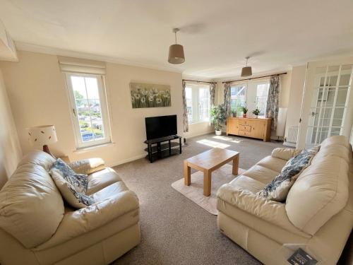 a living room with two couches and a television at Fabulous Flat in Stirling