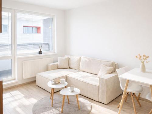 Simcity 11 l Vogue apt w PRIVATE parking, balcony, 24 7 self check in just a quick walk from city square