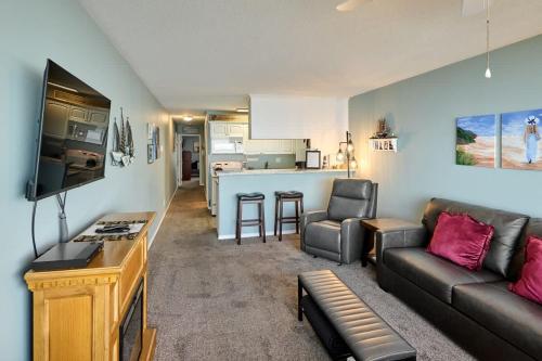 a living room with a couch and a kitchen at Sea Gypsy Rentals in Lincoln City