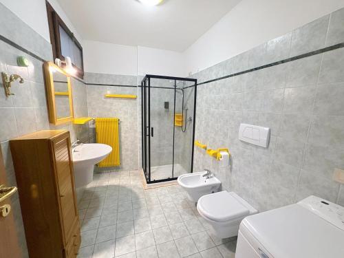 ein Badezimmer mit Dusche, Toilette und Waschbecken in der Unterkunft B&B Las Vegan in Cles