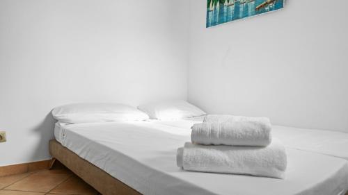 a white bed with towels on top of it at Casa Bellevue in Beausoleil