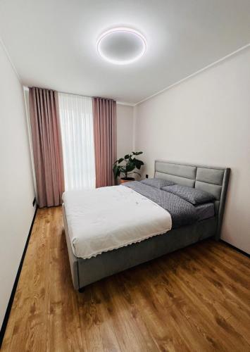 Llit o llits en una habitació de Spacious 2BR Central Apartment