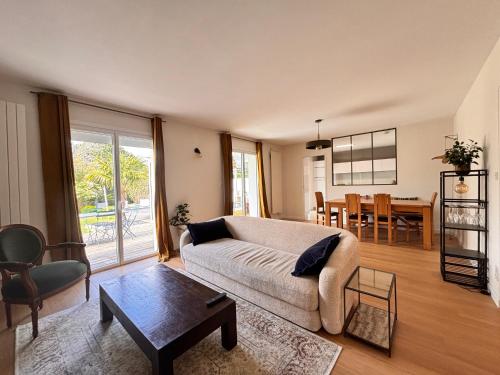 Maison avec jardin clos et véranda