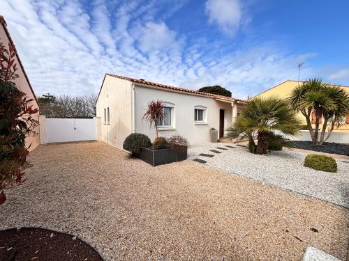 Maison avec jardin clos et véranda