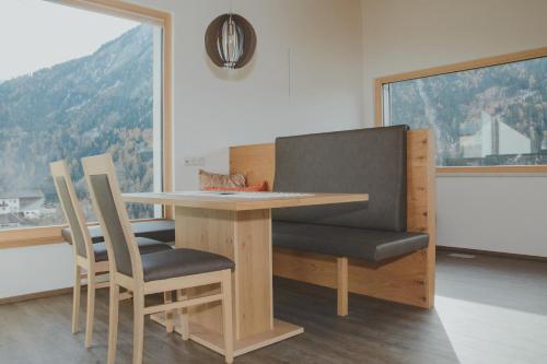 ein Esszimmer mit einem Tisch und 2 Stühlen in der Unterkunft Apart Kaunergrat in Kauns