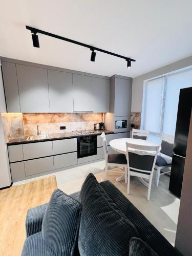 Cuina o zona de cuina de Spacious 2BR Central Apartment