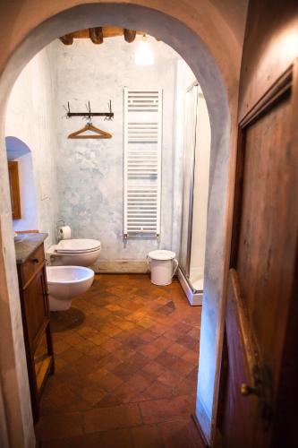 a bathroom with a toilet and a sink at Agriturismo La Romagnana in Pistoia