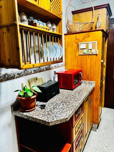 a kitchen with a counter top with a red microwave at Casa Bulgari in Tarraguilla