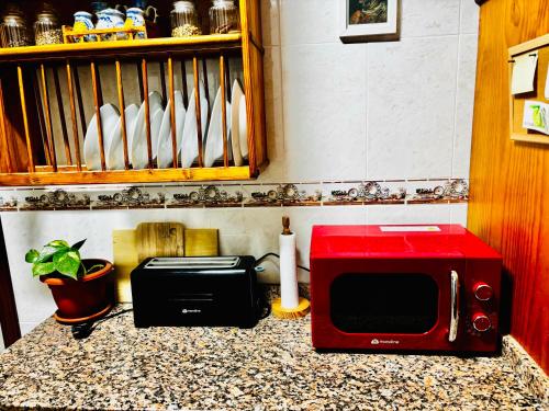 a kitchen counter with a microwave and a toaster oven at Casa Bulgari in Tarraguilla