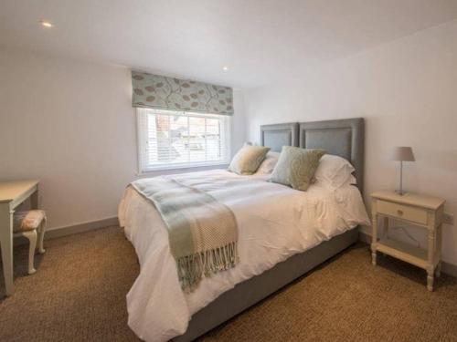 a bedroom with a large bed and a window at Franks- 2nd Floor Apt-2 Bath-Cowes Centre-Sleeps 4 in Cowes