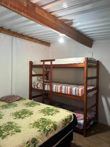 a bedroom with two bunk beds in a room at Chácara Desejo do Coração 1 in Juquitiba