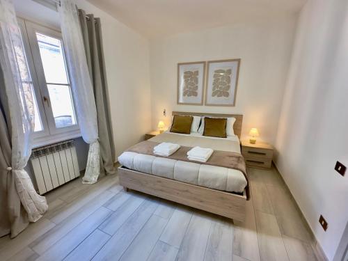 a bedroom with a bed and two windows at Casa Loren in Novara