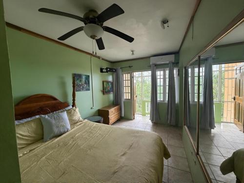 Llit o llits en una habitació de Emerald Sea View