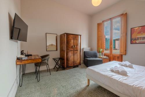 a bedroom with a bed and a desk and a chair at Casa Altini in San Miniato