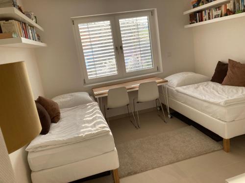 a room with a desk and a bed and a table at SweetSuites 40A Lavendelhaus in Mühlhausen