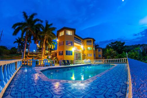 Piscina a Emerald Sea View o a prop