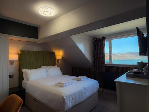 ein Hotelzimmer mit einem Bett und einem Fenster in der Unterkunft Nomi Rooms & Restaurant in Bangor