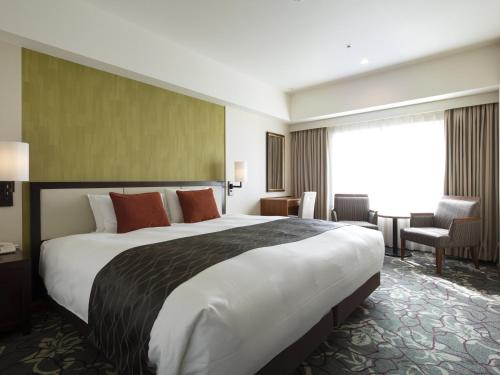 a bedroom with a large bed in a hotel room at Hotel Metropolitan Tokyo Ikebukuro in Tokyo