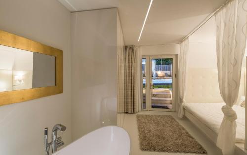 Ein Badezimmer in der Unterkunft Merangardenvilla adults only