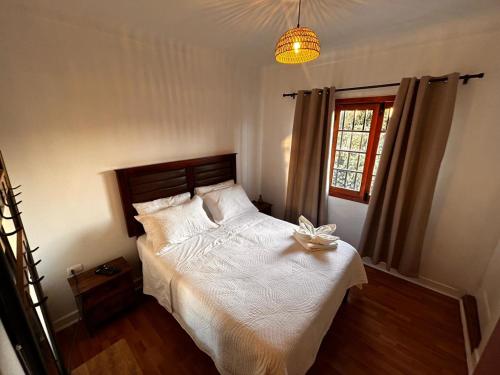 ein Schlafzimmer mit einem Bett, auf dem eine Kerze steht in der Unterkunft Wanderlust Hostel B & B in Santiago