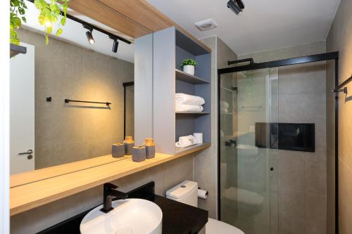 a bathroom with a toilet and a sink and a shower at Beach Class Verano in Porto De Galinhas