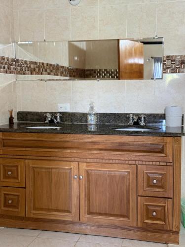 a bathroom with two sinks and a large mirror at Finca María Bonita in Horizonte
