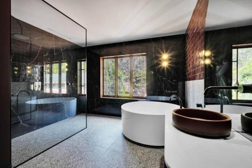 a large bathroom with a tub and a bath tub at Villa Donini in Riverside