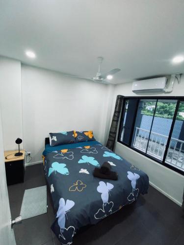 ein Schlafzimmer mit einem Bett und einem großen Fenster in der Unterkunft 4scape BnB in Mba