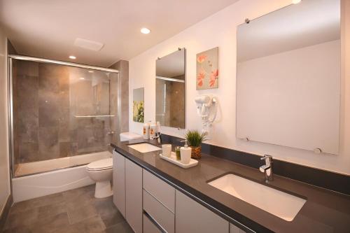 a bathroom with two sinks and a large mirror at Los Angeles Premium City Suites - Free Secured Parking in Los Angeles