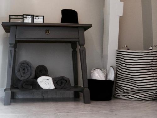 Habitación con chimenea, mesa y zapatos en House of Cocagne en Kockengen