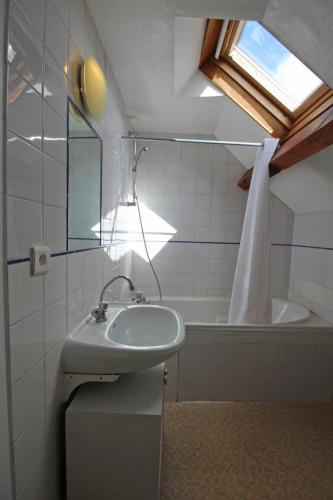 a bathroom with a sink and a bath tub at Claveyrolas in Nedde
