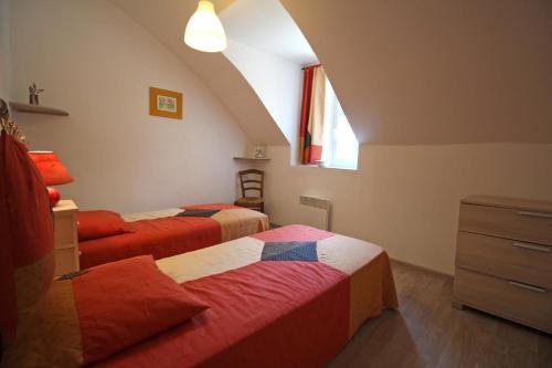 two beds in a room with an attic at Les soleils in Nedde