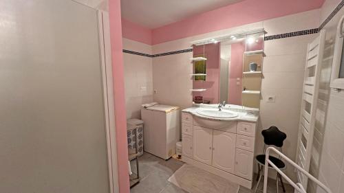 a bathroom with a sink and a toilet at Péret in Saint-Denis-des-Murs