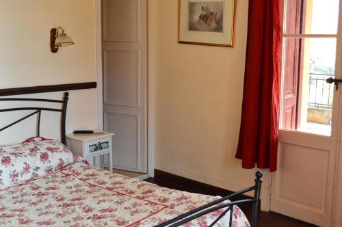 1 dormitorio con cama y ventana en Villa Lafabregue, en Prades