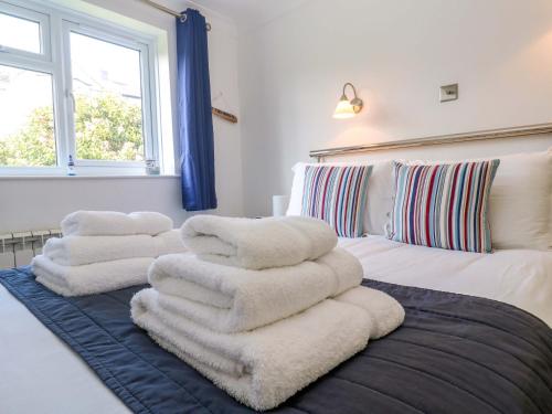a bedroom with white towels on a bed at Atlantic Waves in Carbis Bay