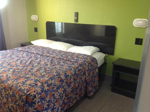 Een bed of bedden in een kamer bij Fort Myers Inn