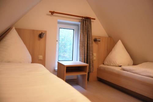 a small room with two beds and a window at Doppelhaushälfte in Vitte auf Hiddensee in Vitte