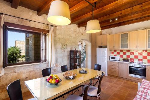 Dapur atau dapur kecil di Stone Built Private villa Emerald with pool, 30m to Beach & BBQ!