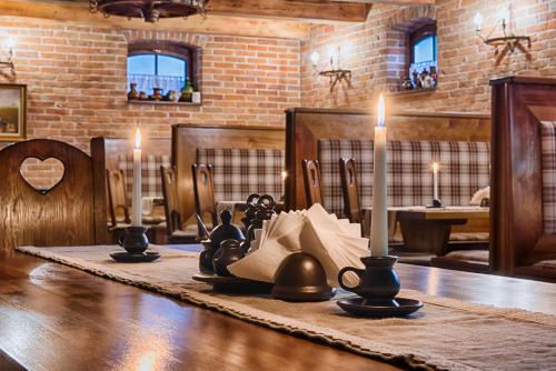 a table with candles on it with a room with a tablethritisthritisthritisthritis at Hotel Dwór Fijewo in Golub-Dobrzyń