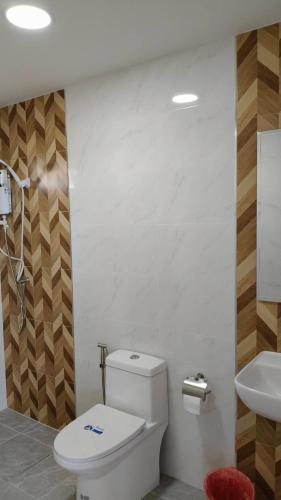 a bathroom with a toilet and a sink at Ban Pai Khlung Resort in Chanthaburi