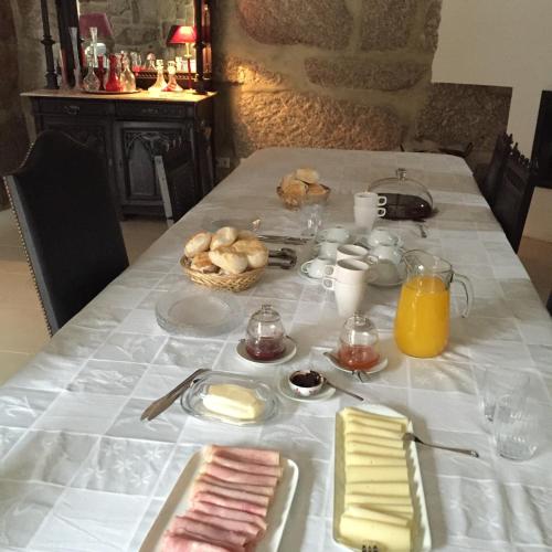 een tafel met een witte tafeldoek met voedsel erop bij Casa da Ventozella in Penafiel