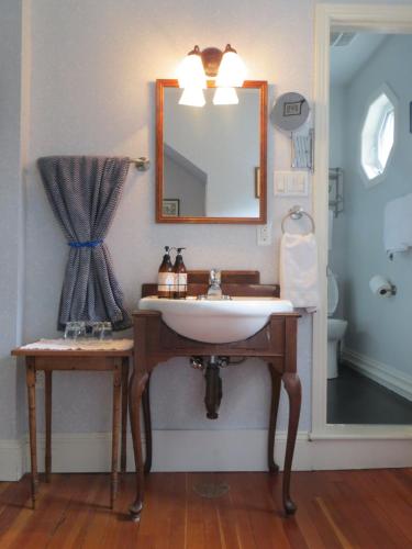 Bilik mandi di Farmhouse Inn B&B