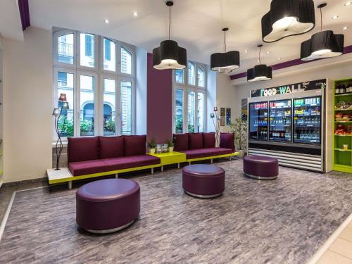 ein Laden mit lila Sofas und Werkzeugen in einem Zimmer in der Unterkunft ibis Styles Luzern in Luzern