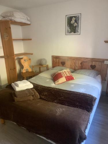 Llit o llits en una habitació de Hôtel Le Beauséjour