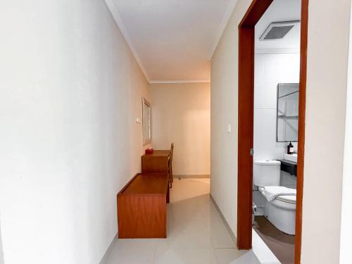 a bathroom with a toilet and a sink at Svarna Hotel in Sanur
